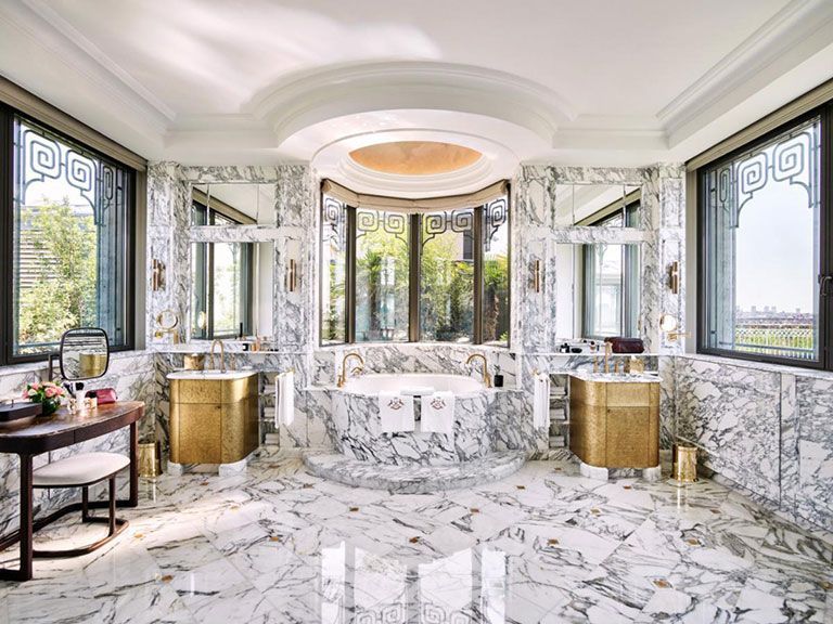 Le Meurice Belle Etoile Suite bathroom
