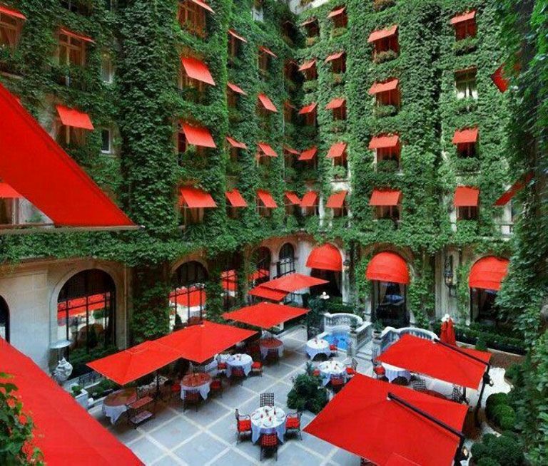 Hôtel Plaza Athénée courtyard